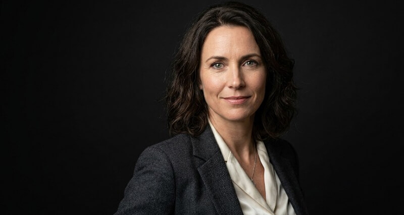 15 Female Corporate Poses for Powerful Portraits