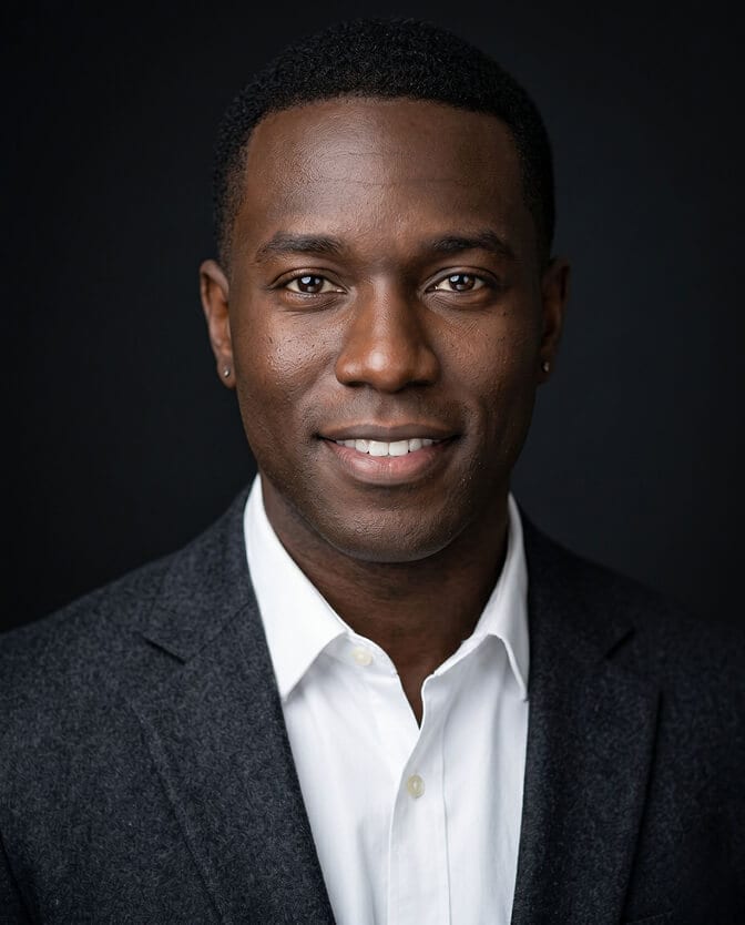 Annotated LinkedIn profile headshot showing the four checks recruiters scan for: current appearance, clean background, genuine expression, and industry-appropriate wardrobe